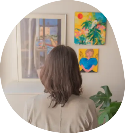 絵を見ている写真