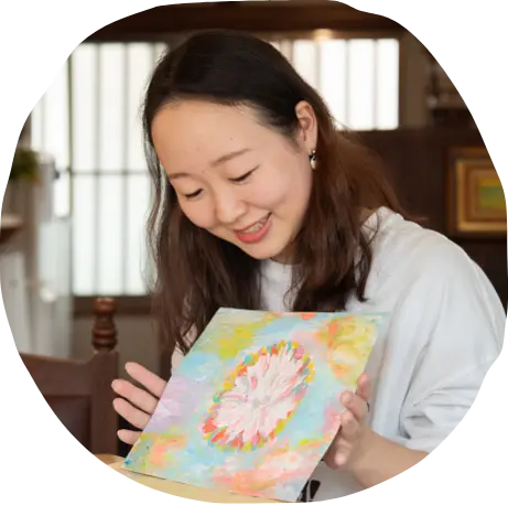 絵を見ている写真