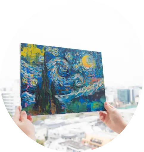 絵を見ている写真