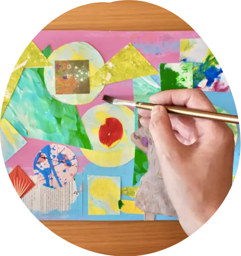 絵を見ている写真